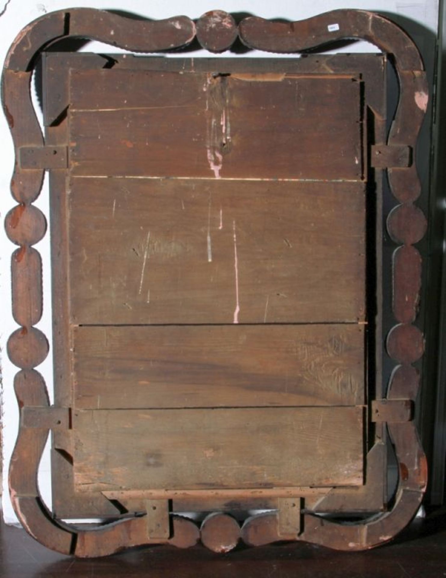 Wandspiegel, 19./20. Jh., Holz, dunkel gebeizt, Wandung rundum verziert mit Perlstabdekor,92 x - Bild 2 aus 2