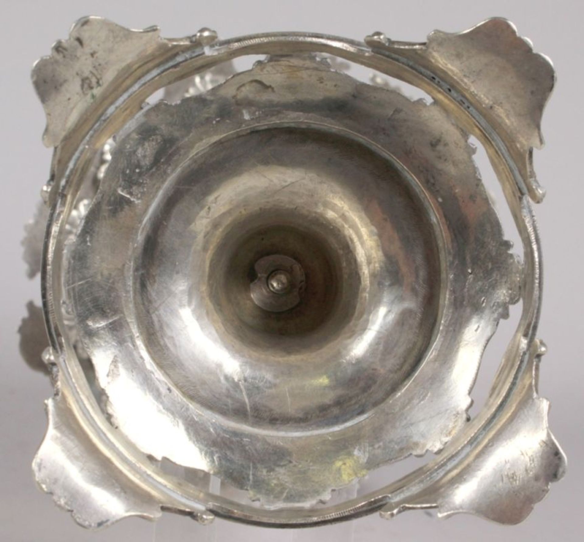 Zuckerschale, unleserlich gepunzt, Mitte 19. Jh., Silber, runder Stand mit geschweiftenFüßen, g - Bild 4 aus 4