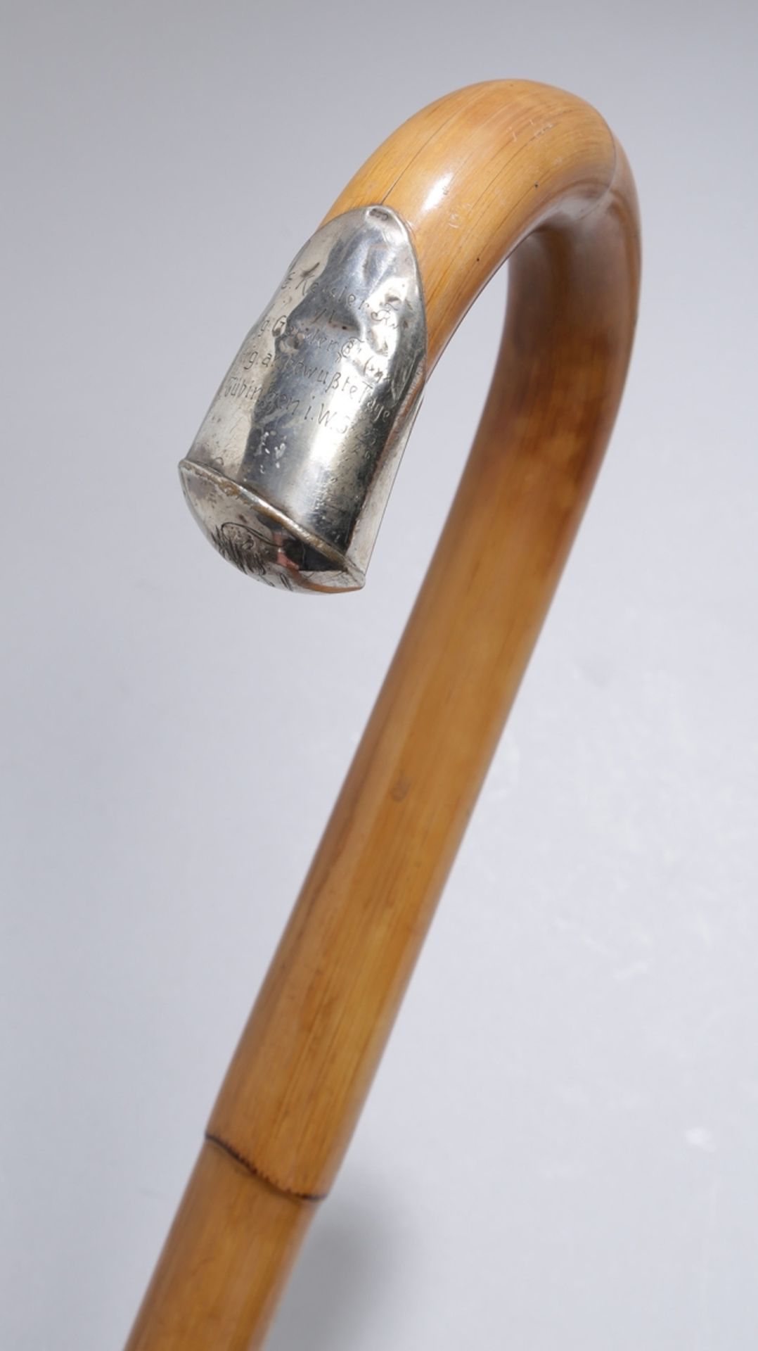 Spazierstock, 1. Hälfte 20. Jh., Bambusschaft, Griffende mit Silbermontur und gravierterWidmung - Bild 2 aus 2