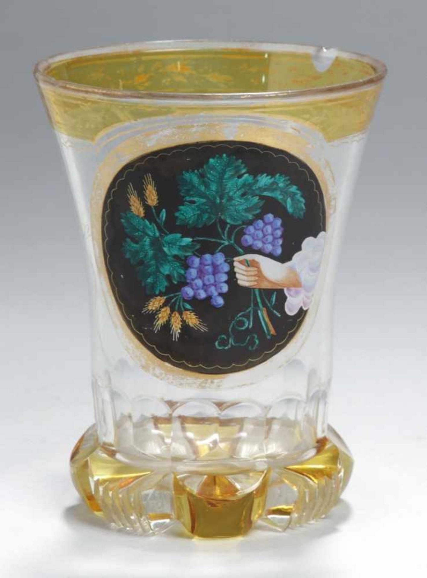 Glas-Ranftbecher, Böhmen, um 1820, runder Stand mit gebogt-gekerbtem Rand undentsprechender Bod