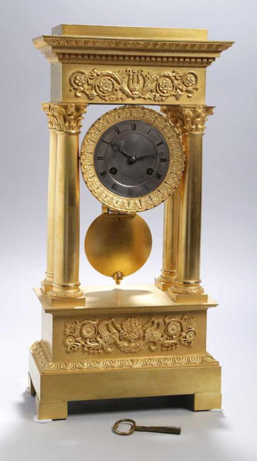 Portal-Uhr, Frankreich, um 1820, Bronzegehäuse, vergoldet, korinthische Säulen,reichhaltiges Zi