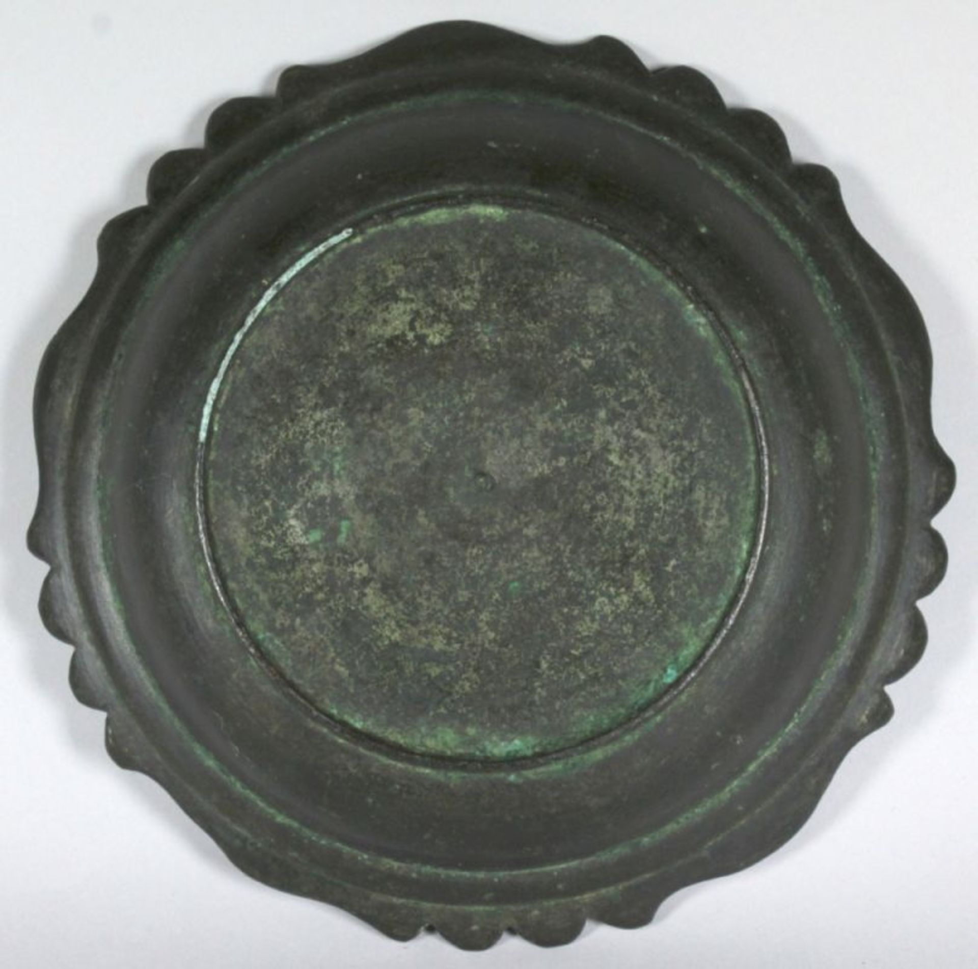 Bronze-Zierschale, China, Ming-Dynastie oder früher, runde, gemuldete Form mit ringförmigabgese - Bild 2 aus 2