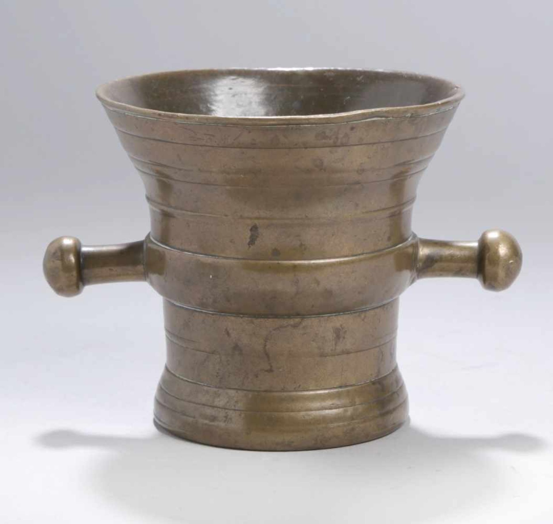 Bronze-Mörser, dt., 18. Jh., über leicht ausgestelltem Rundstand Glockenkorpus mitausschwingend