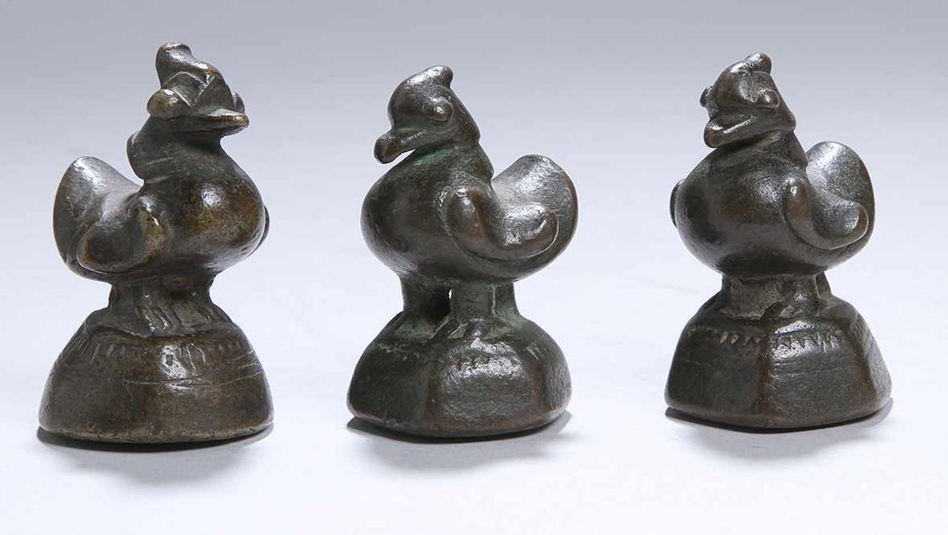 Drei Bronze-Opiumgewichte, Burma, 18./19. Jh., gearbeitet in Form von Enten auf Sockel,dunkle A