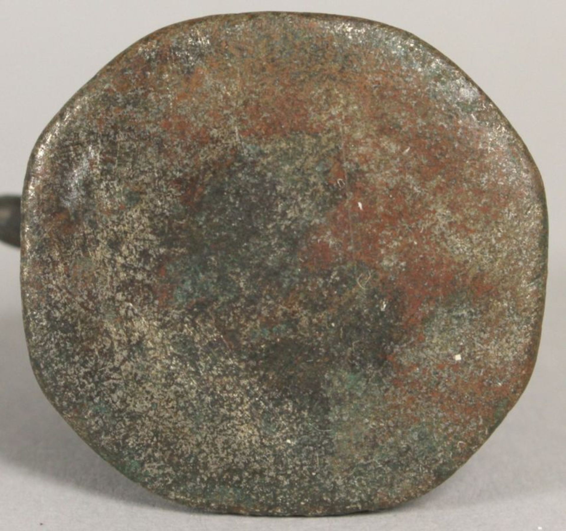Bronze-Opiumgewicht, Burma, 18. Jh., gearbeitet in Form von Löwe auf Sockel, dunkleAlterspatina - Bild 2 aus 2