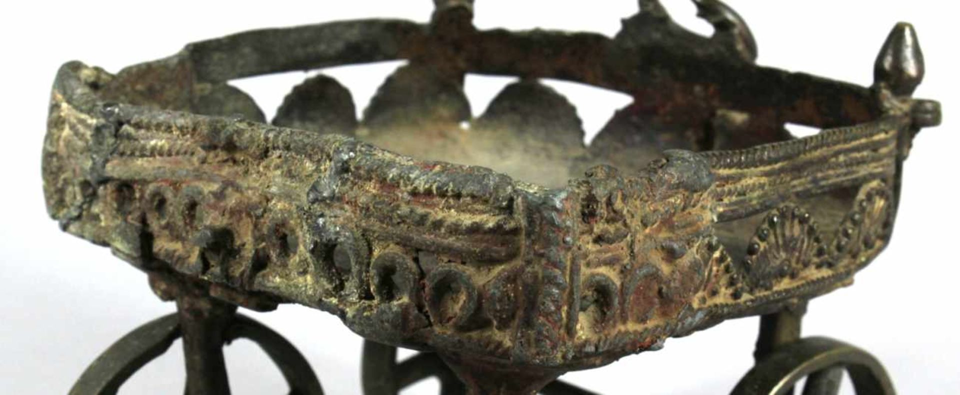 Bronze-Zeremonialwagen, Indien, 19. Jh., mit schöner Alterspatina, 13 x 16 x 15 cm,rückseitiger - Bild 3 aus 4