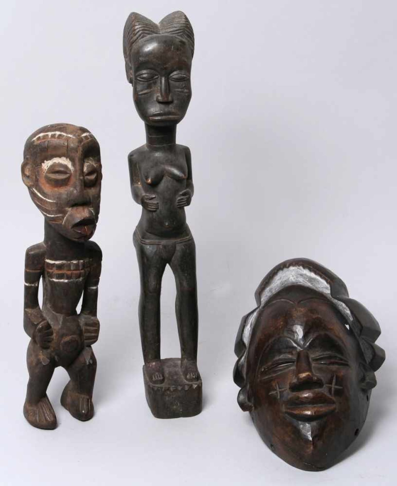 Konvolut Diverses, 3-tlg., Afrika und Neu-Guinea, bestehend aus: Maske und 2 Figuren,Holz, besc