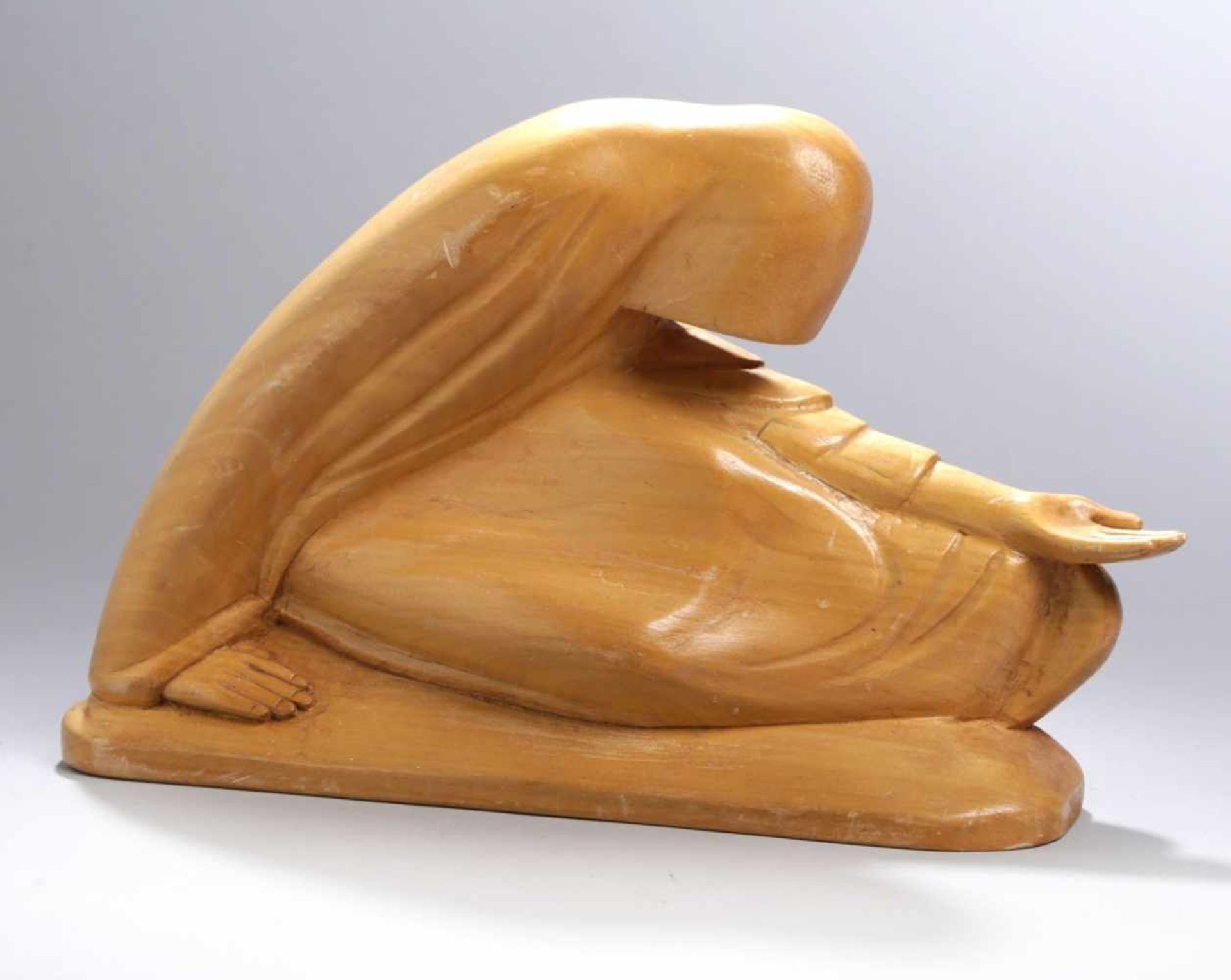 Holz-Figur, "Bettlerin", monogrammierender Bildhauer A K 20. Jh., auf querrechteckigerPlinthe p