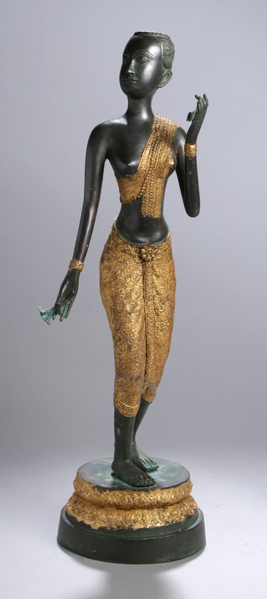Bronze-Plastik, "Tänzerin", Thailand, 20. Jh., auf Rundsockel mit Doppellotosreliefvollplastisc