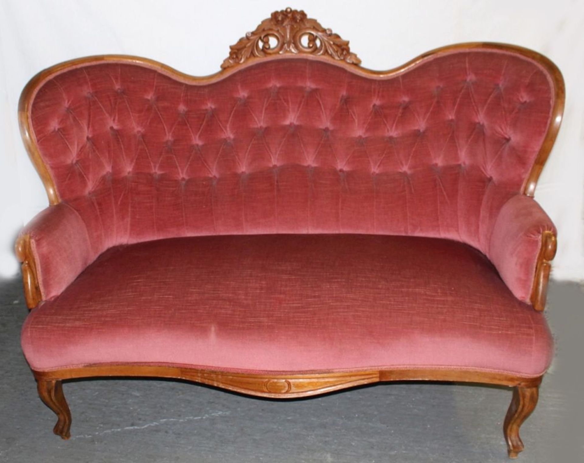 Louis Philippe-Sofa, dt., um 1860, Nussbaumholz, geschwungene Rückenlehne, mittig mitgeschnitzt