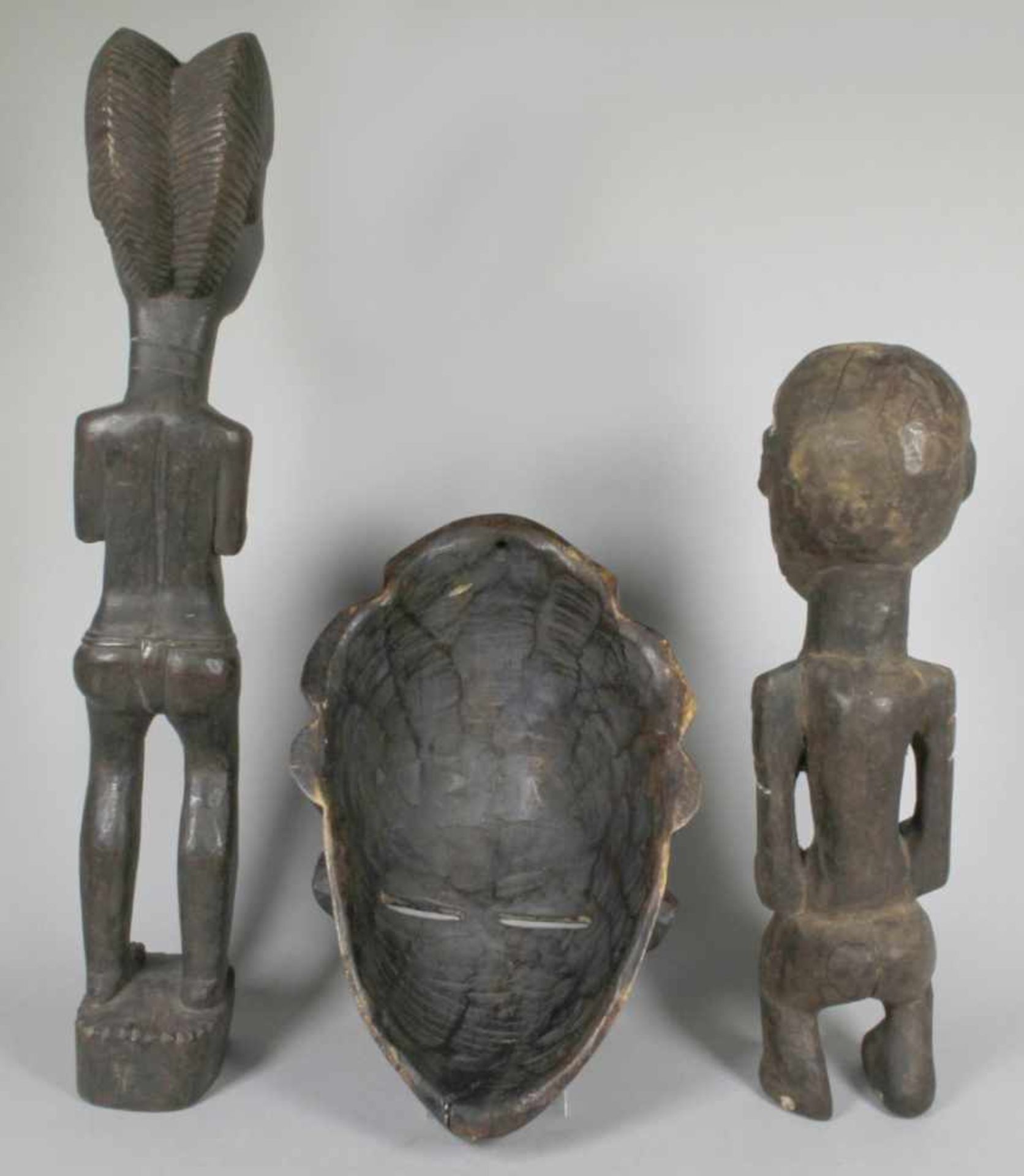Konvolut Diverses, 3-tlg., Afrika und Neu-Guinea, bestehend aus: Maske und 2 Figuren,Holz, besc - Bild 2 aus 2