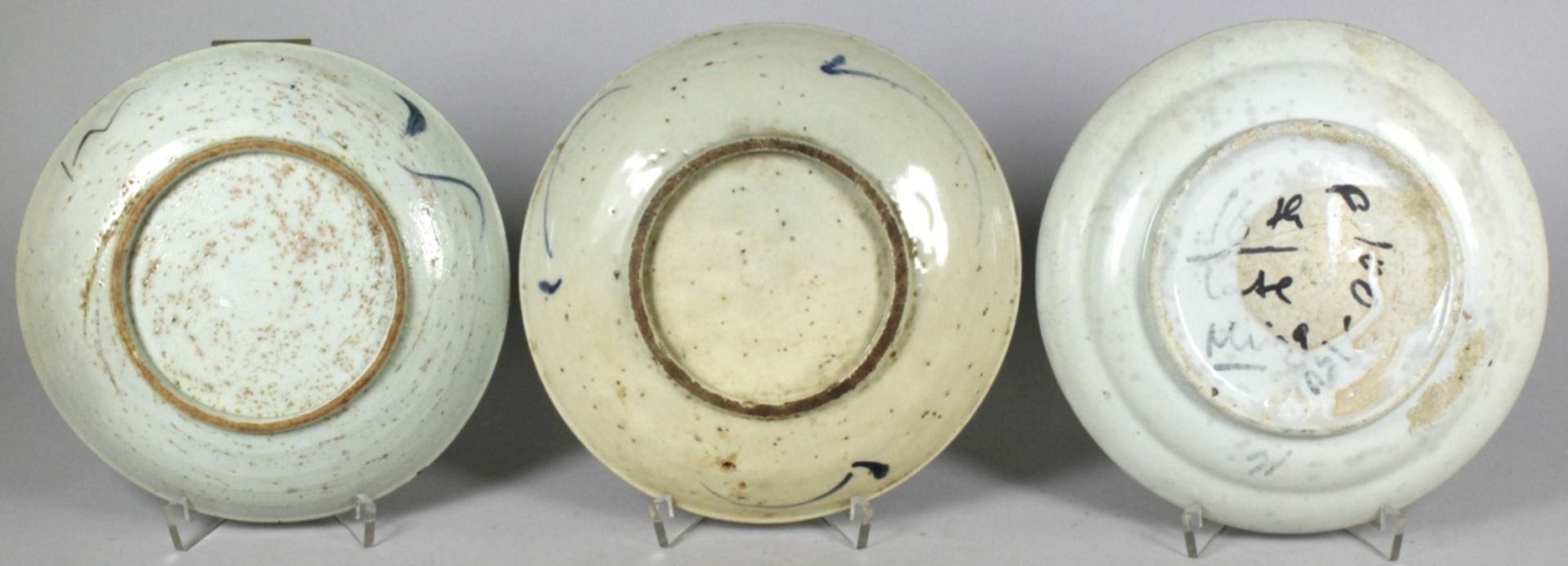 Drei Porzellan-Zierteller, China, Ming-Dynastie, runde, gemuldete Formen, unterschiedlichdekori - Bild 2 aus 3