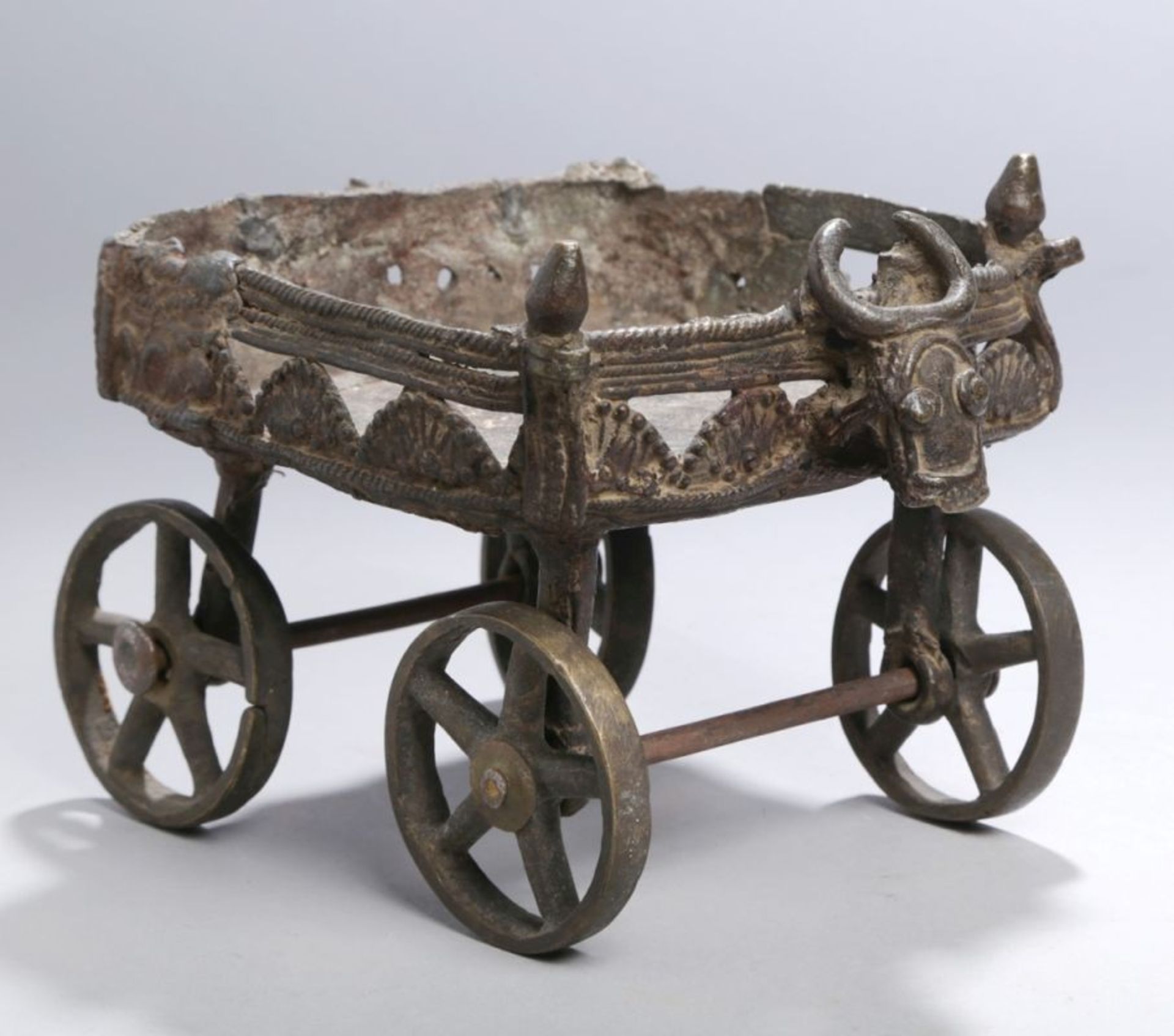 Bronze-Zeremonialwagen, Indien, 19. Jh., mit schöner Alterspatina, 13 x 16 x 15 cm,rückseitiger