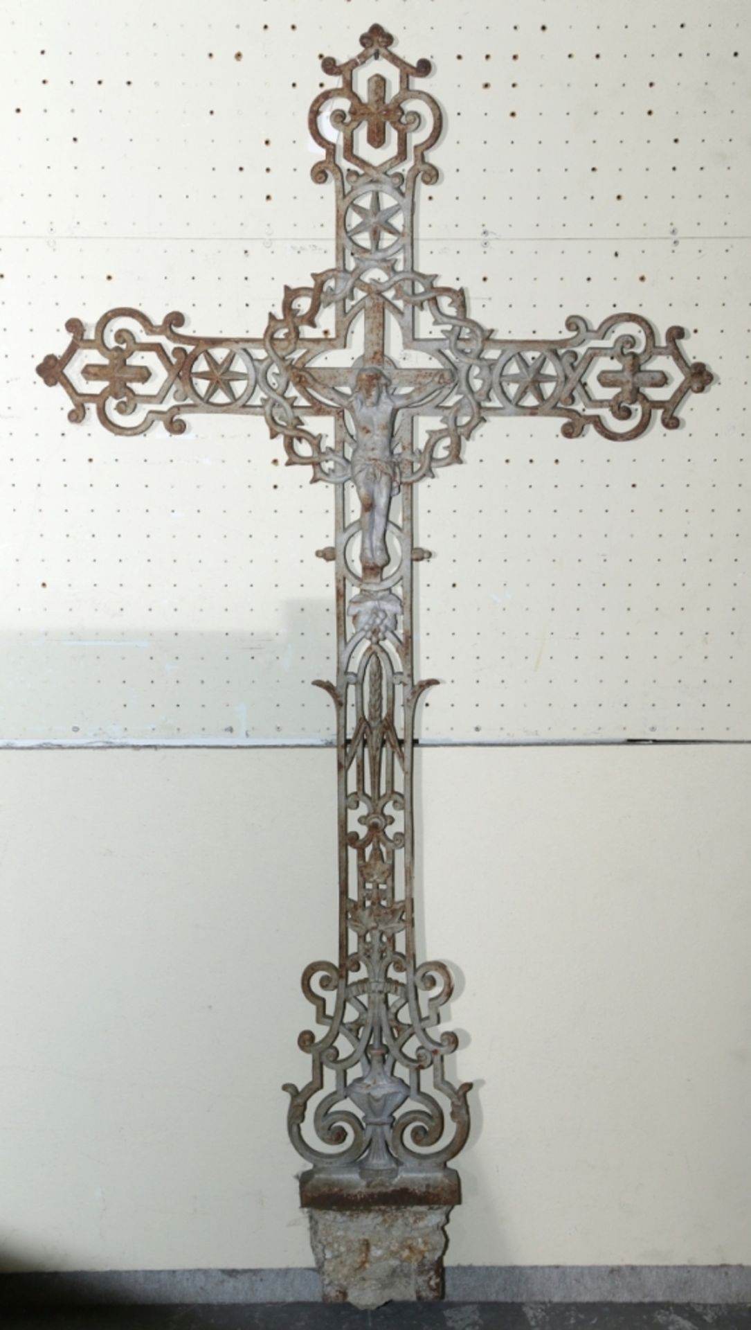 Gusseisen-Kreuz, Frankreich, 19. Jh., durchbrochen gearbeitet, Reste von grauer Patina, H119 cm