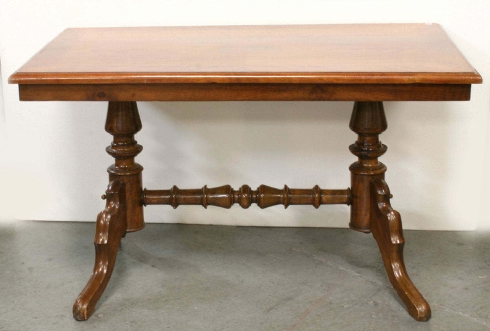 Gründerzeit-Tisch, dt., um 1880, Nussbaumholz furniert und massiv, rechteckige Platte,getragen