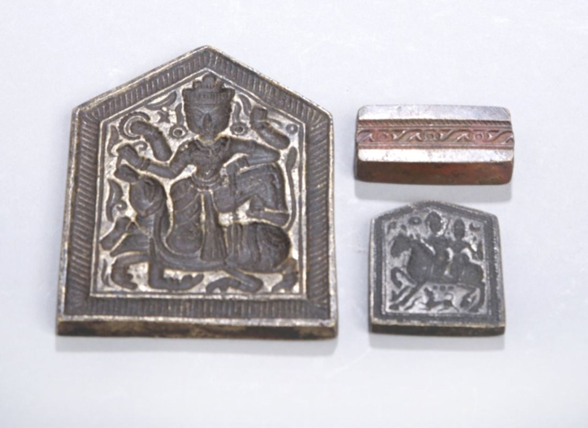 Drei Bronze-Matritzen, Indien, 19. Jh., zur Herstellung von Amuletten/Schmuck,unterschiedliche