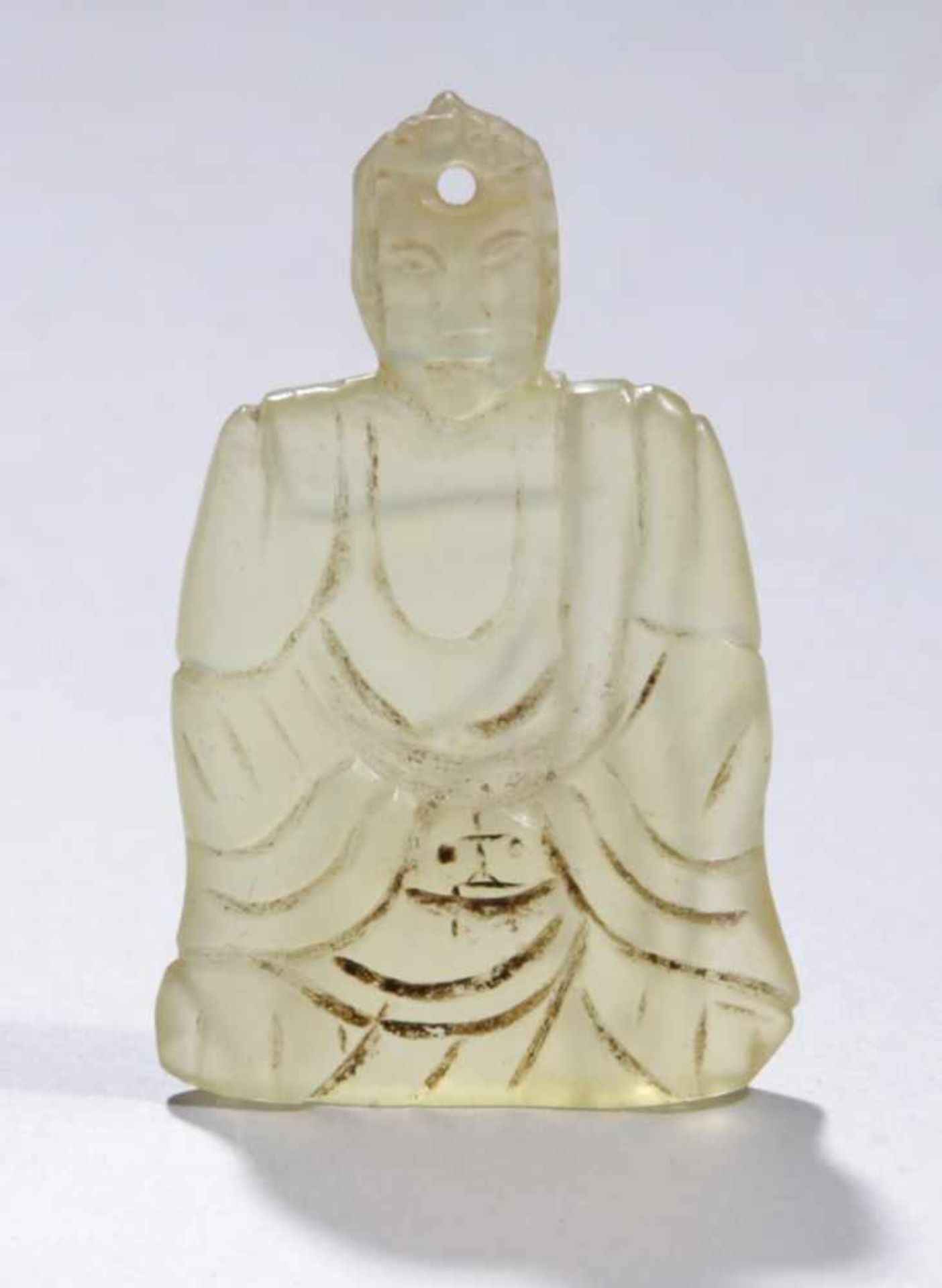 Jade-Anhänger, China, flache, reliefplastische Darstellung eines Buddhas in meditierenderHaltun
