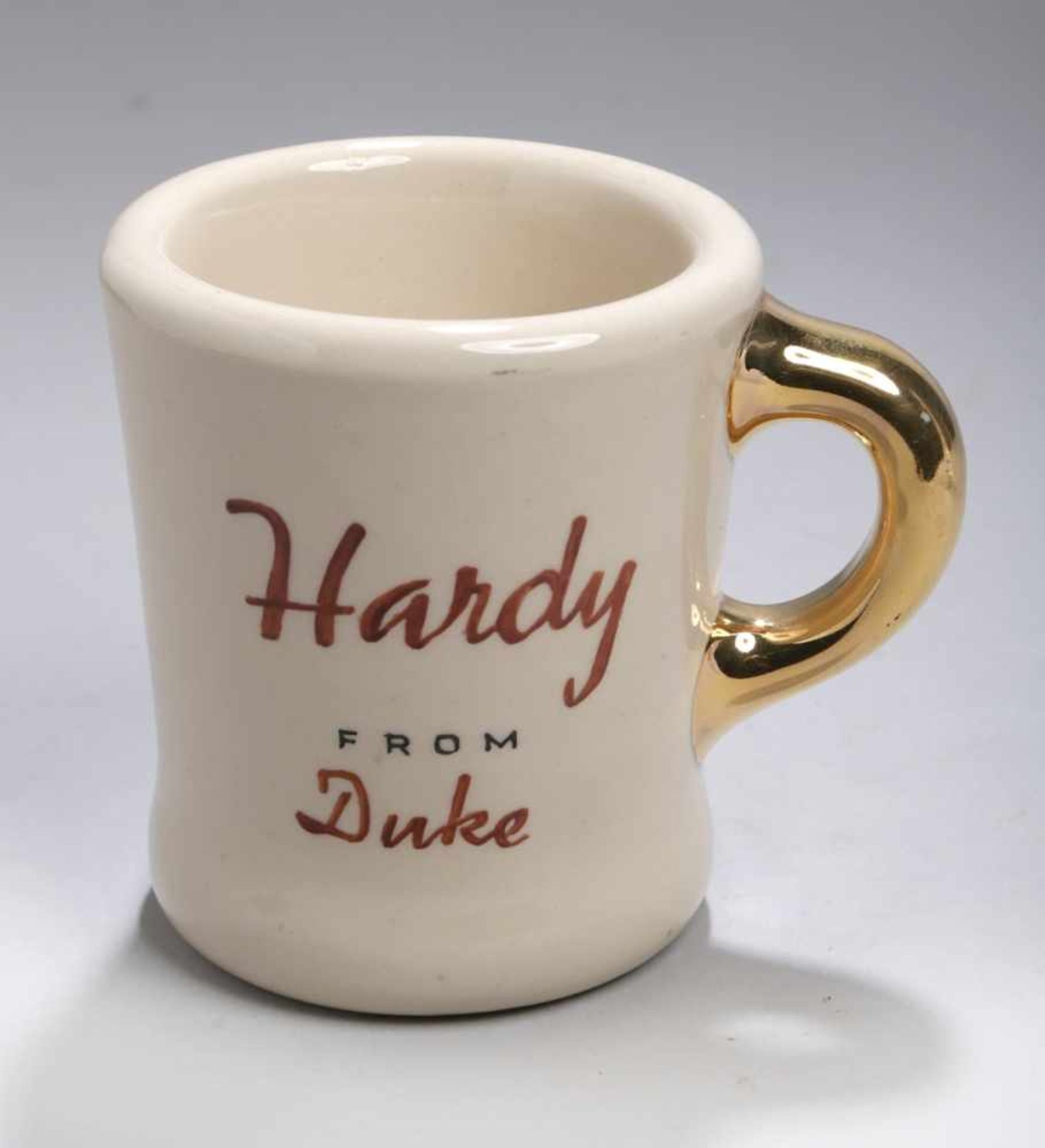 Keramik-Tasse, "Hatari - Hardy from Duke", USA, 50er Jahre, Becherform mit Henkel,sandfabener S - Bild 2 aus 3