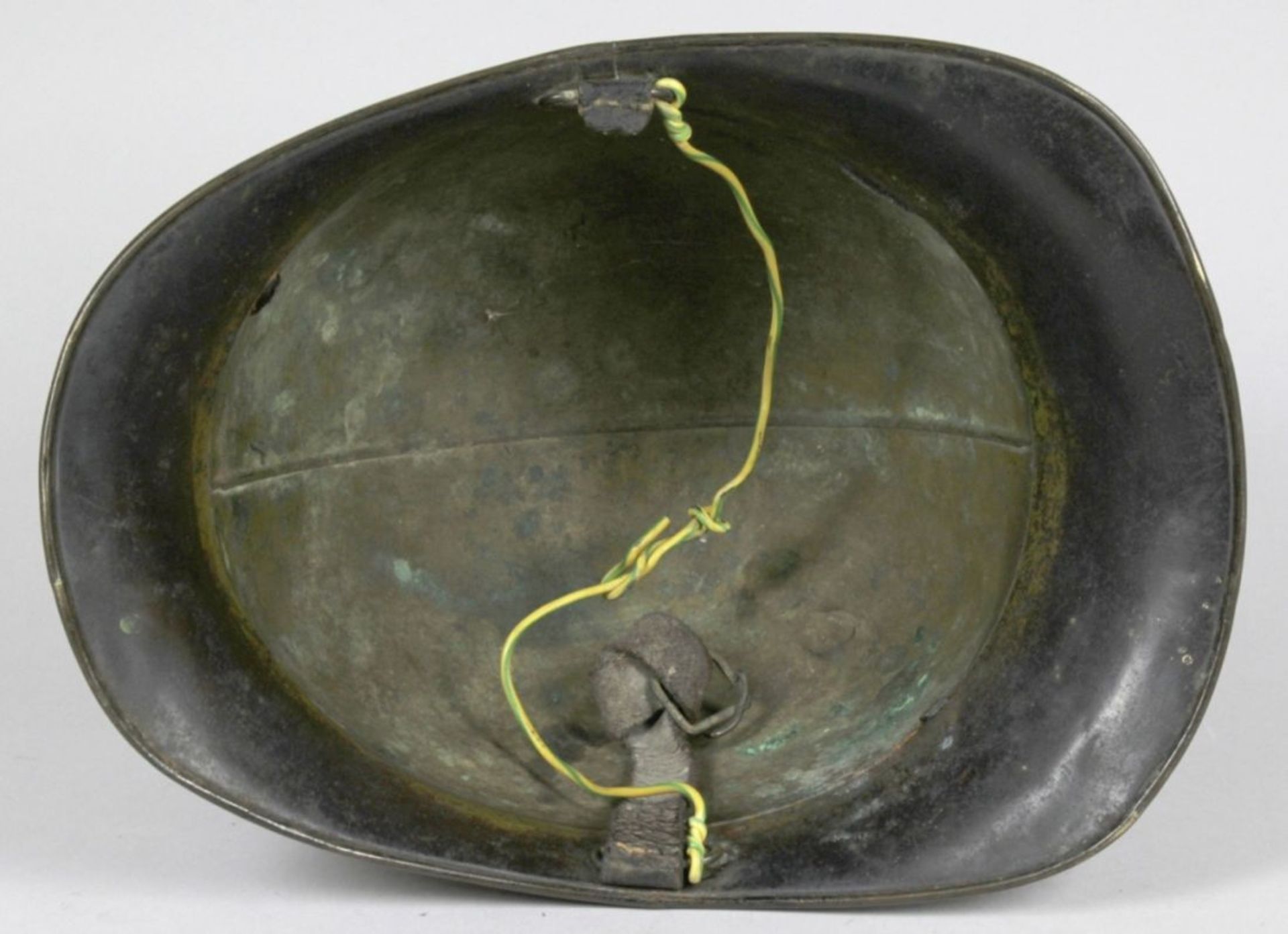 Feuerwehr-Helm, 19. Jh., Messing, H 20 cm, teilw. mit Dellen und Bruchstellen, gebrauchterZusta - Bild 3 aus 3