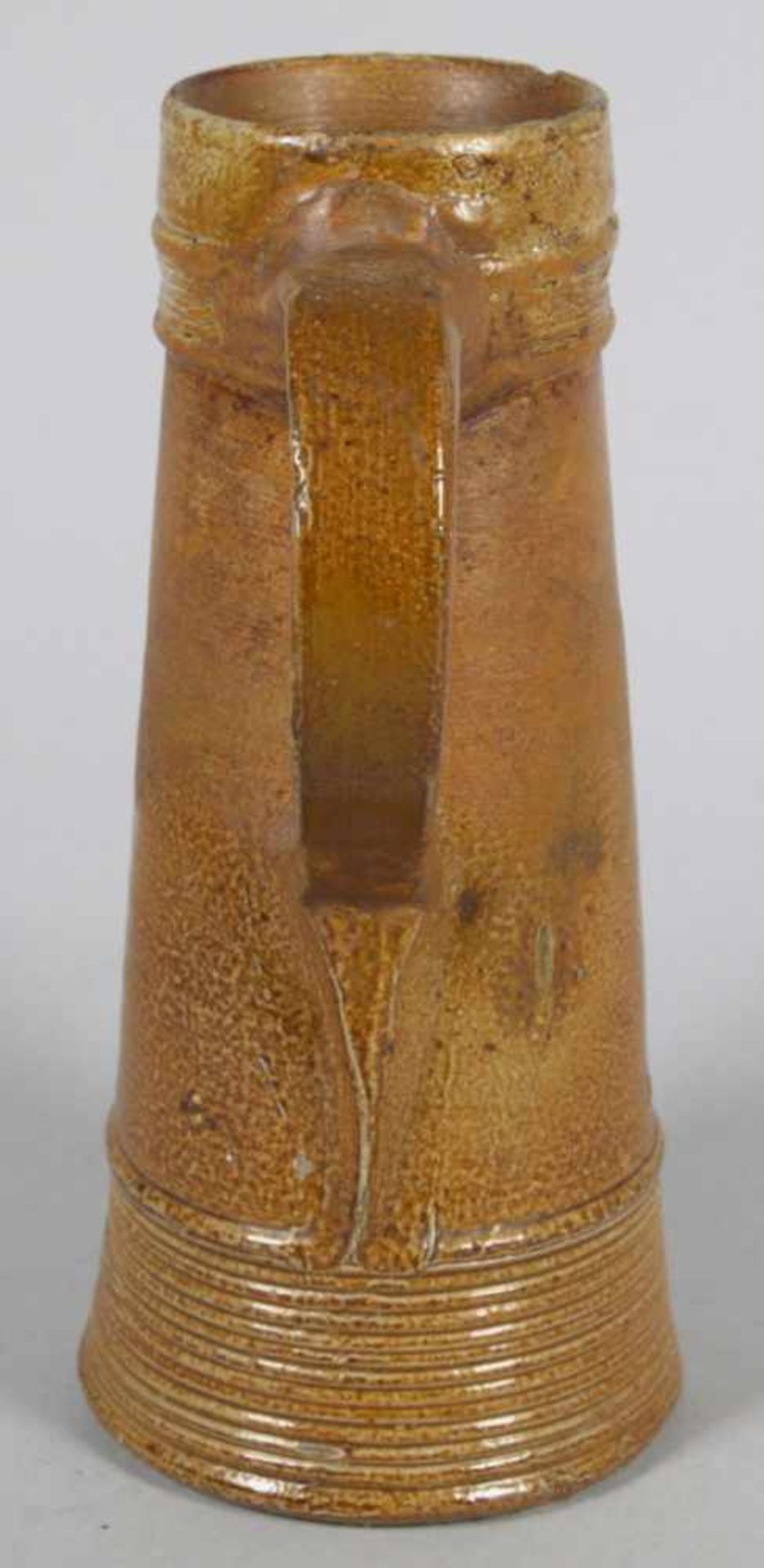Steinzeug-Schnelle, wohl Raeren, 16. Jh., runder Stand, konischer Korpus, Bandhenkel mitspitzdr - Bild 4 aus 6