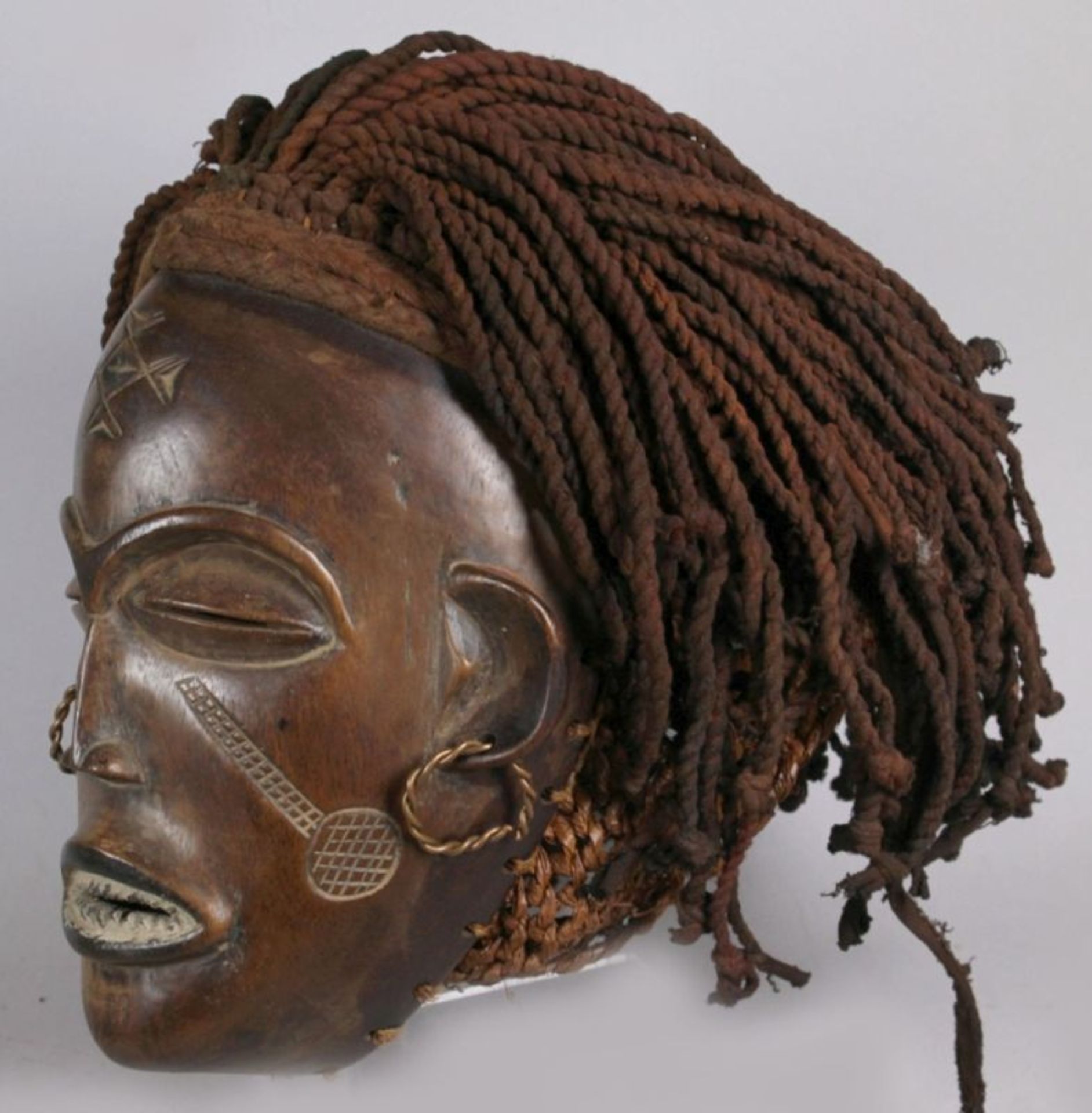 Maske, Tchokwe, Angola, plastisches Gesicht mit linsenförmigen, geschlitzt offenen Augen,kleine - Bild 2 aus 5