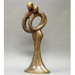 Bronze, braun patiniert, "Abstrakte Darstellung (Umarmung)", 20. Jh., 78 cm hoch