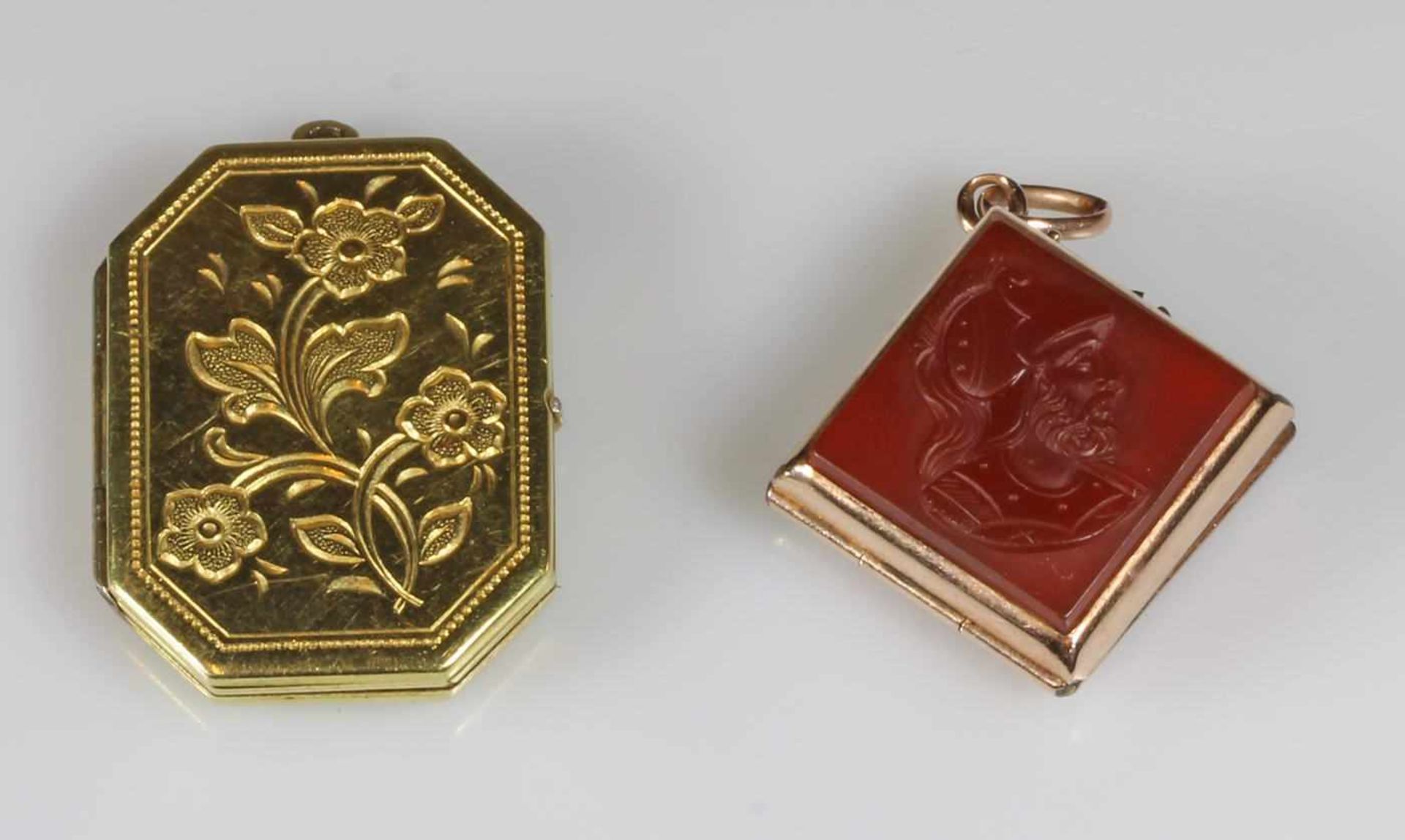2 Medaillons, um 1900: - Karneol/Onyx-Lagenstein, rotvergoldet; - florale Gravur, vergoldet