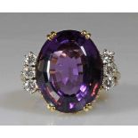 Ring, GG 750, 1 ovaler facettierter Amethyst, 6 Brillanten zus. ca. 0.30 ct., 13 g, RM 17