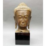 Buddha-Kopf, Thailand, Mitte 20. Jh., Bronze, schwarzer Marmorsockel, 60 cm bzw. 42 cm hoch