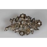 Blütenbrosche, Ende 19. Jh., Silber, reicher Diamantbesatz, Broschierung GG 585, erneuert, 9 g<