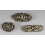 3 Modeschmuck-Broschen, Frankreich, um 1900/1920, Metall/Silber, Strass-Steine