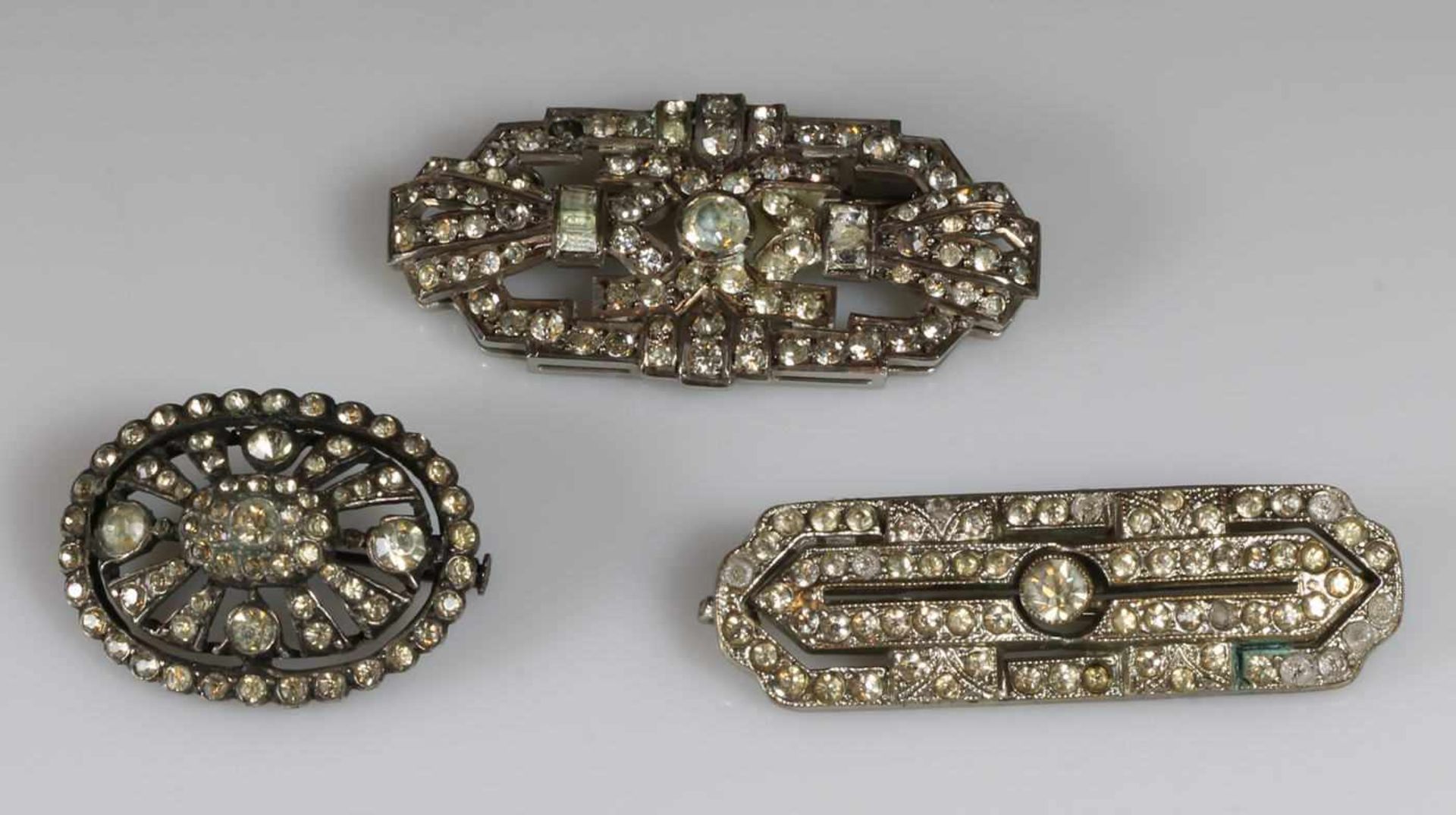 3 Modeschmuck-Broschen, Frankreich, um 1900/1920, Metall/Silber, Strass-Steine