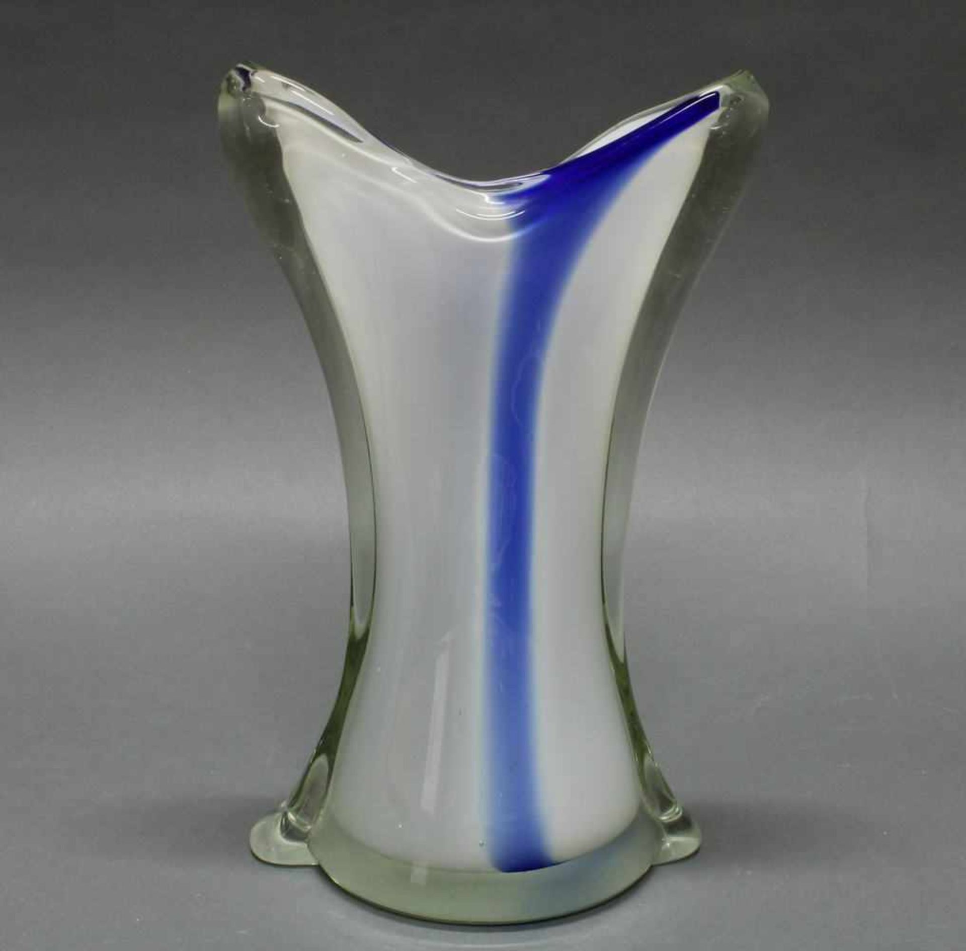 Vase, Italien, 20. Jh., Glas, weiß und blau hinterfangen, biomorphe Form, 32 cm hoch<