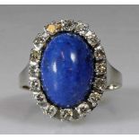 Ring, WG 585, 1 ovaler Lapislazuli-Cabochon, 16 Brillanten gepunzt 0.58 ct., 6 g, RM 17