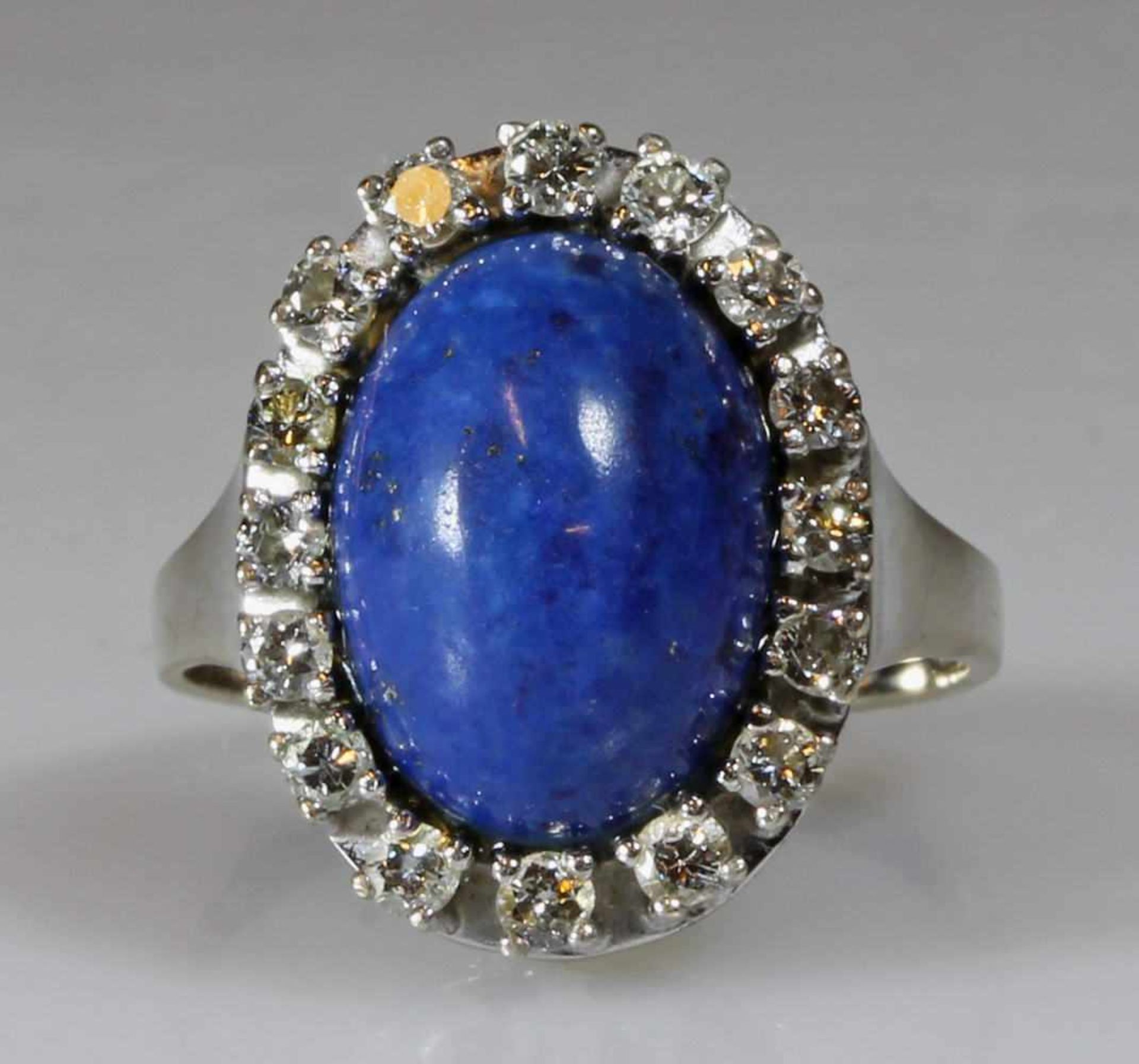 Ring, WG 585, 1 ovaler Lapislazuli-Cabochon, 16 Brillanten gepunzt 0.58 ct., 6 g, RM 17