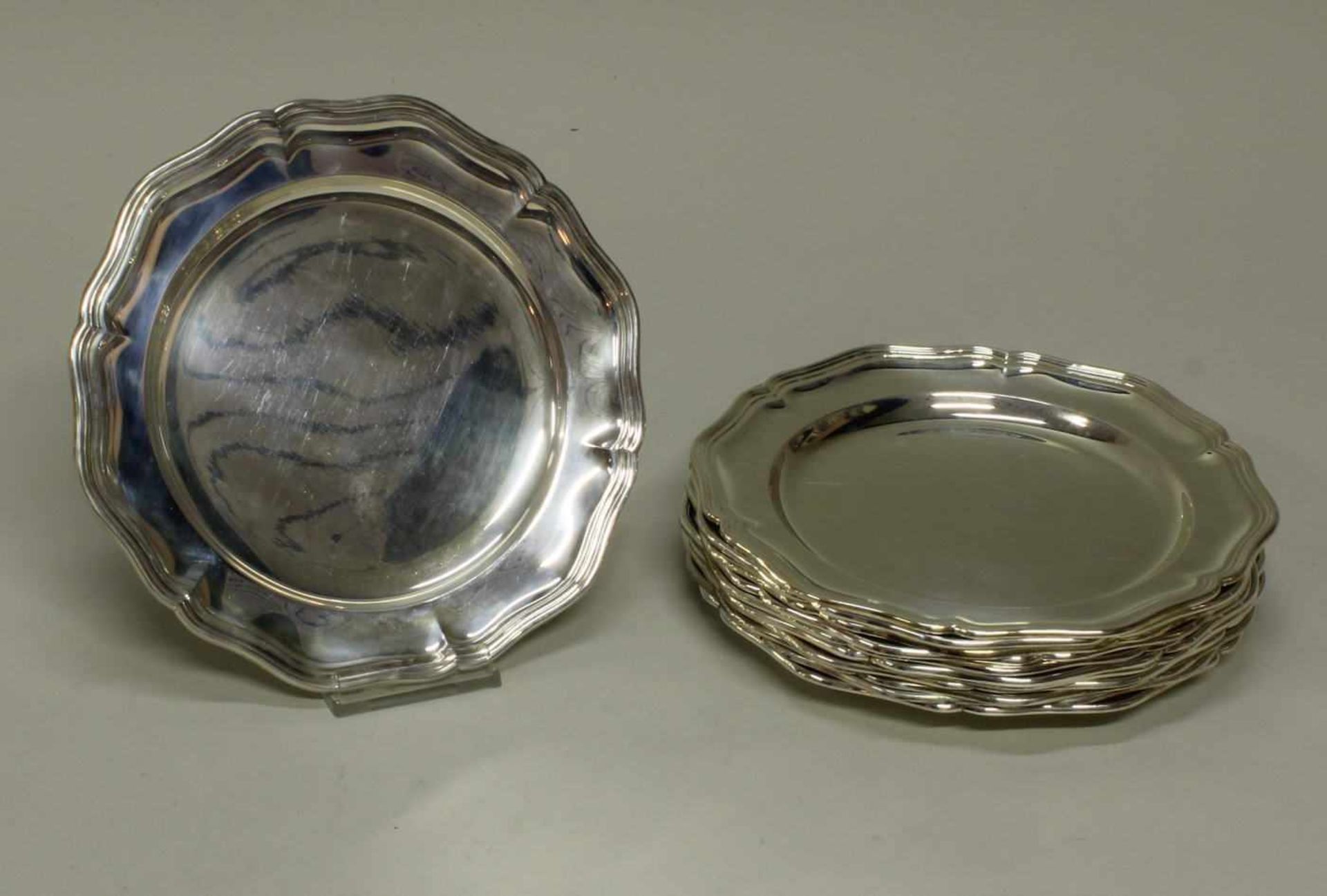 12 Teller, Silber 800/835, Wilkens, passig-geschweifter Profilrand, ø 20 cm, zus. ca. 2.645 g<