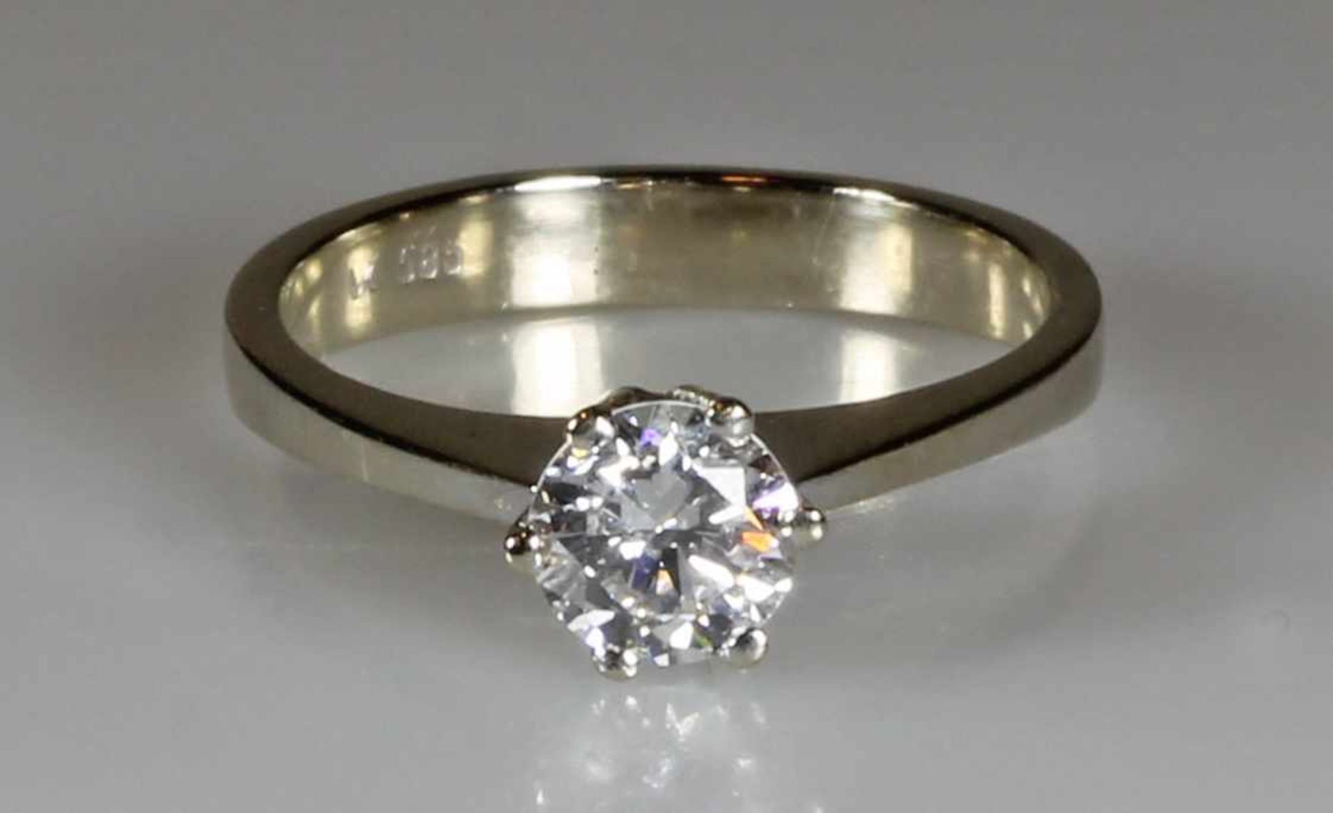 Solitärring, WG 585, 1 Brillant ca. 0.75 ct., etwa river-tw/lpr.-vvs, Goldgewicht 3.15 g, RM 17<