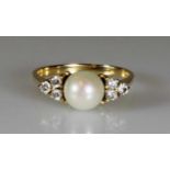 Ring, GG 750, 1 Akoya-Zuchtperle ø 7.5 mm, 6 kleine Besatz-Diamanten, 3 g, RM 17<