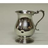 Mug, Silber 925, London, wohl 1925, gebaucht, profilierter Fuß, 14.5 cm hoch, ca. 280 g, Delle<