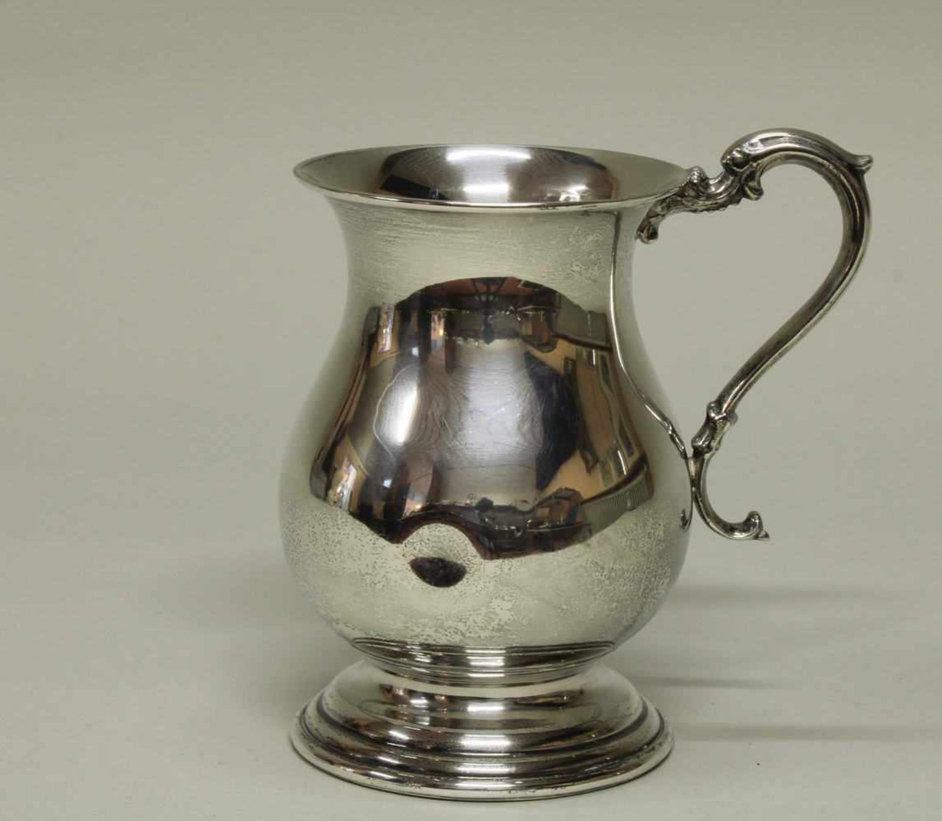 Mug, Silber 925, London, wohl 1925, gebaucht, profilierter Fuß, 14.5 cm hoch, ca. 280 g, Delle<