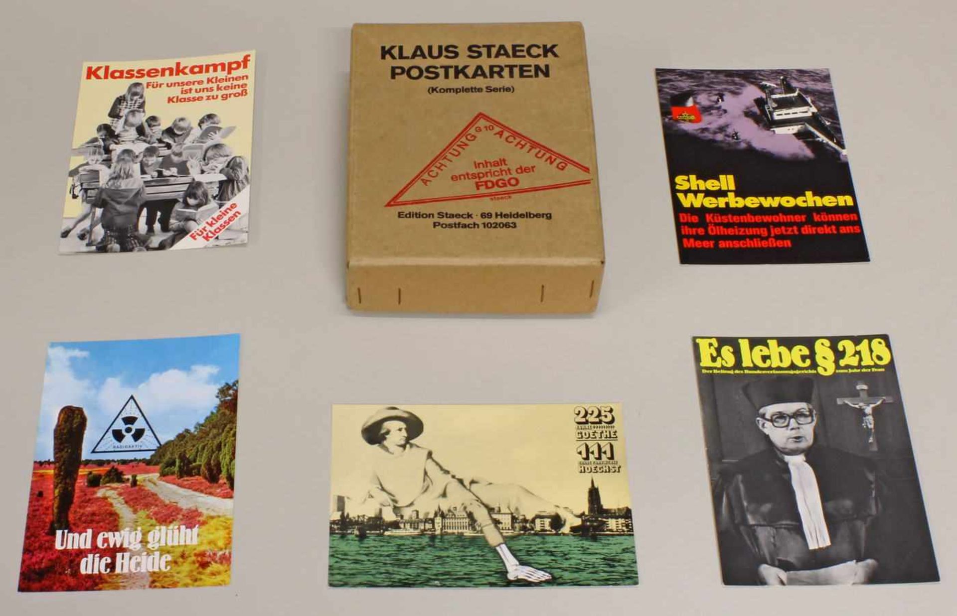 "Klaus Staeck Postkarten", Edition Staeck, Heidelberg, ca. 95 Grafik-Postkarten, im Original-Karton