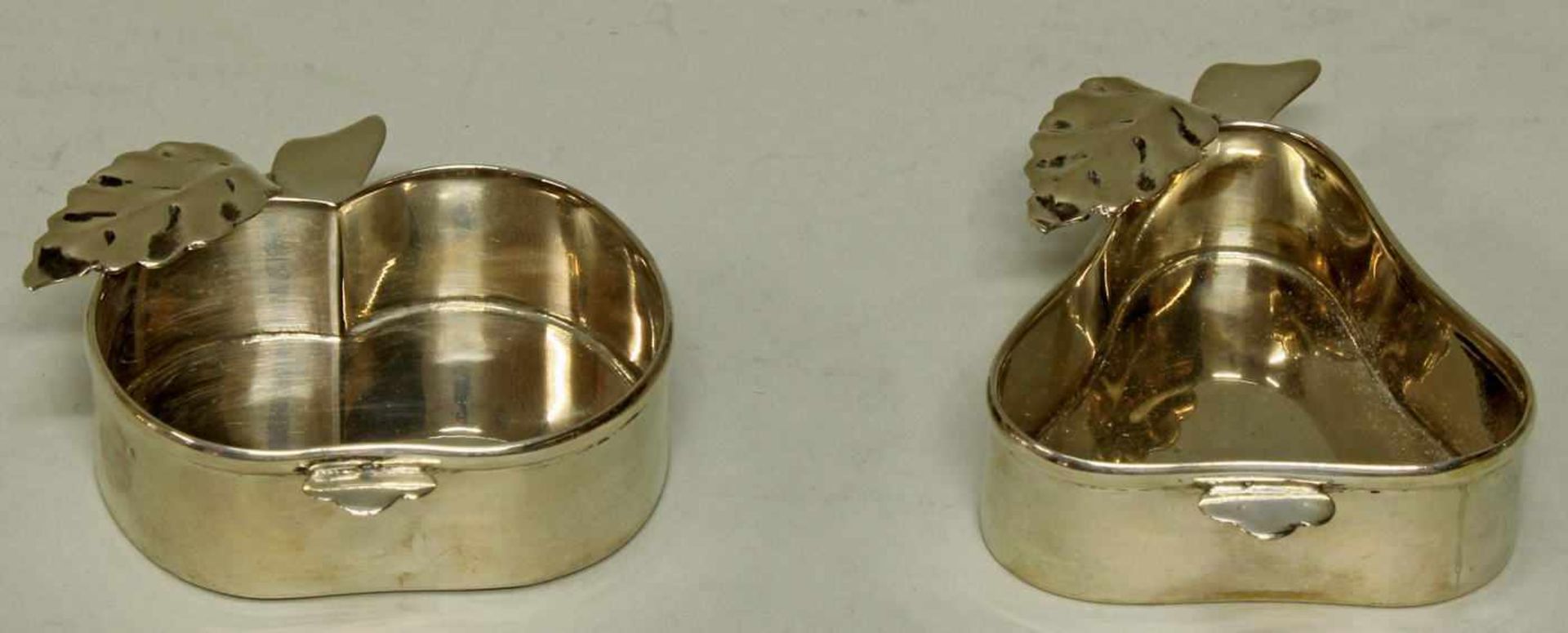 2 Schälchen, "Apfel", "Birne", Silber 800, Italien, je 2 cm hoch, zus. ca. 92 g<