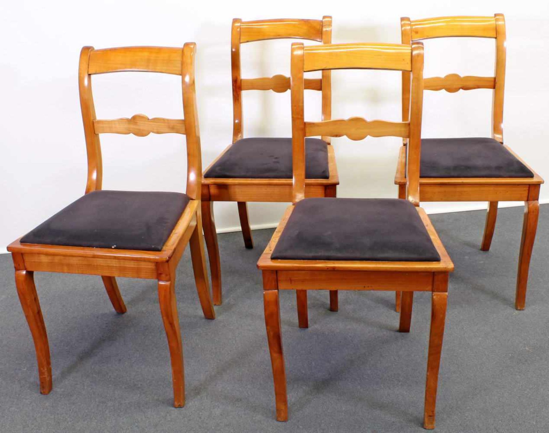 4 Stühle, Biedermeier, um 1840, Kirschbaum, erneuertes Sitzpolster<
