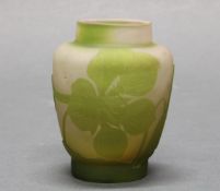 Vase, Emile Gallé, um 1910, Glas, grüner Überfangdekor mit Blüte und Blättern auf matt-milchigem
