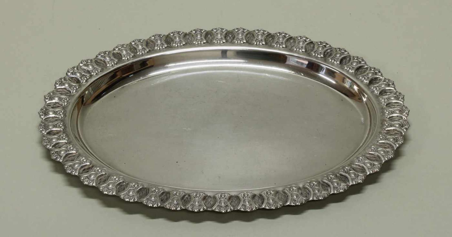 Tablett, Silber 925, oval, reliefierter Ornamentrand, 25 x 18.5 cm, ca. 154 g