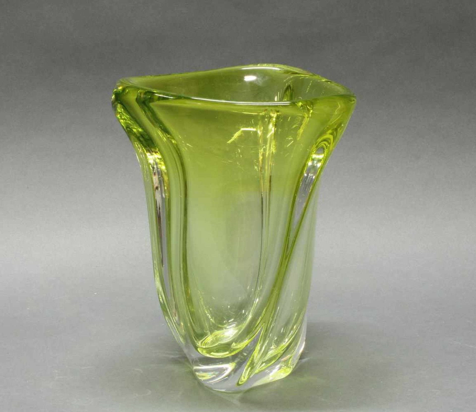 Vase, Belgien, 20. Jh., Val St. Lambert, Glas, hellgrün, dreiseitig gedrehte Form, 27 cm hoch