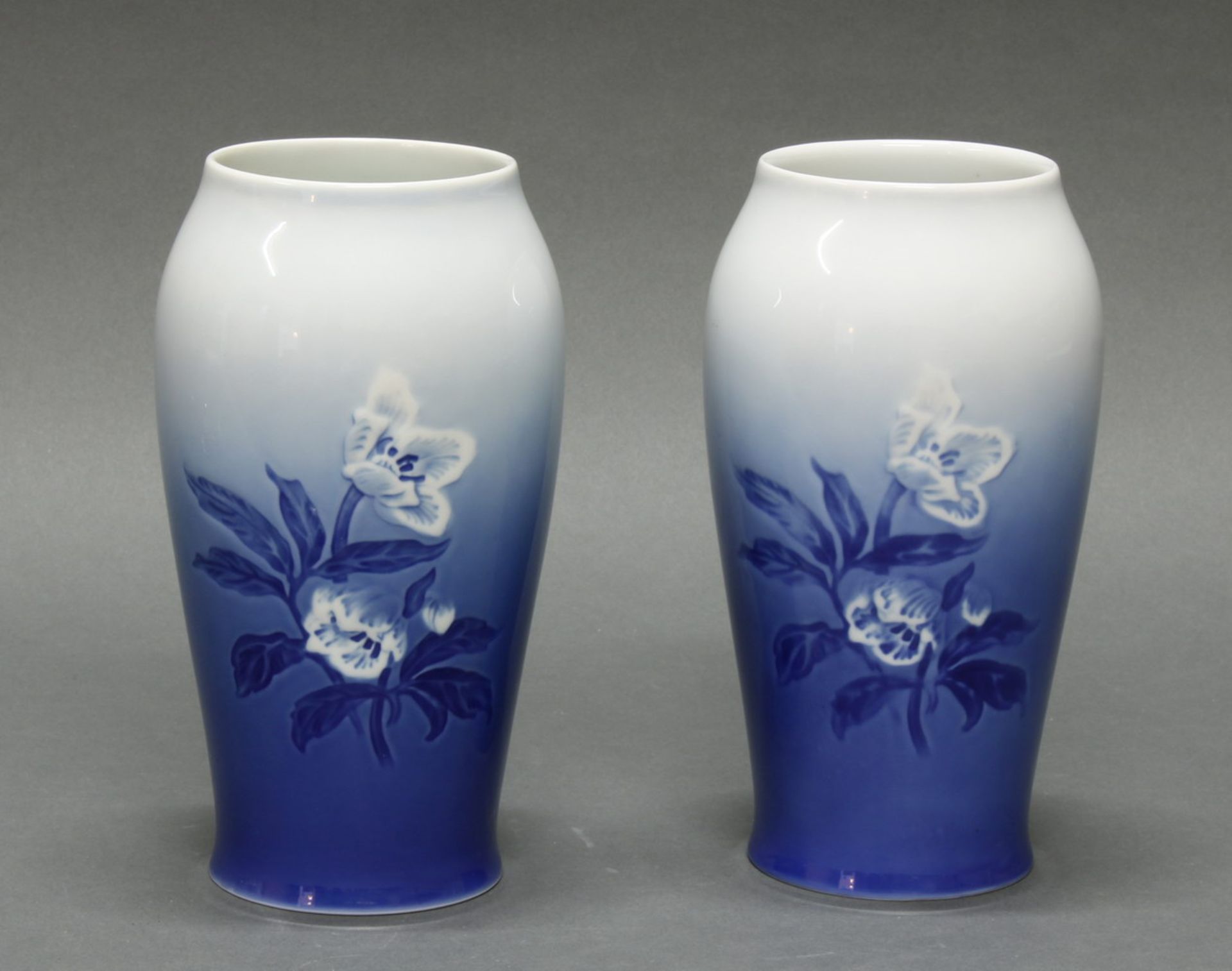 2 Vasen, "Christrose", Bing & Gröndahl, Blaudekor, 21 cm hoch