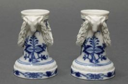 Paar Kerzenleuchter, Meissen, Schwertermarke, 1850-1924, 1. Wahl, Zwiebelmuster, Bocksprotome mit
