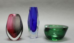Schale, 2 Vasen, Murano, u.a., 20. Jh., Glas, grün, rot, blau, verschiedene Formen, 8.5-20 cm hoch