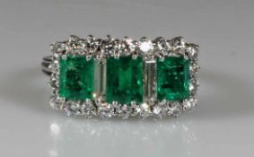 Ring, WG 750, 3 rechteckig facettierte Smaragde (kleine Chips), 22 Brillanten zus. ca. 1.10 ct., 2